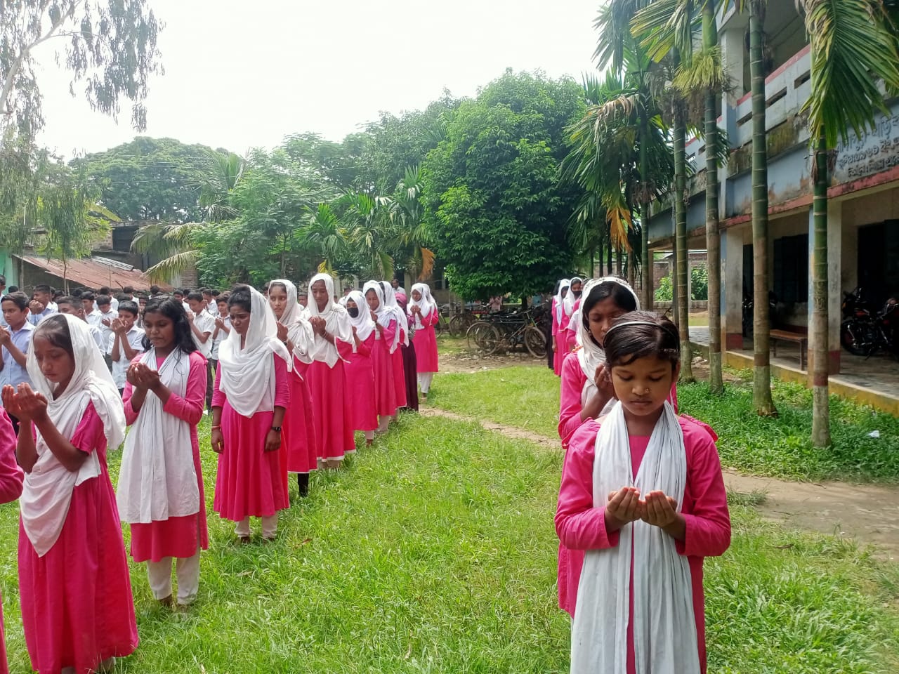 বিদ্যালয়ের প্রাত্যহিক সমাবেশ ও পিটি